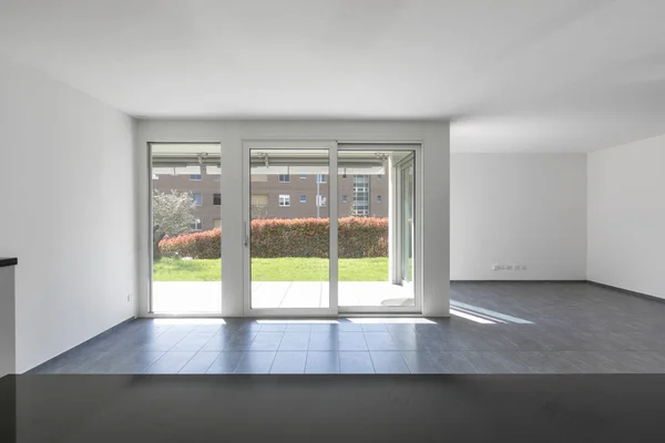 Modern Lägenhet Med Stora Ljusa Fönster Visa Grön Trädgård — Stockfoto