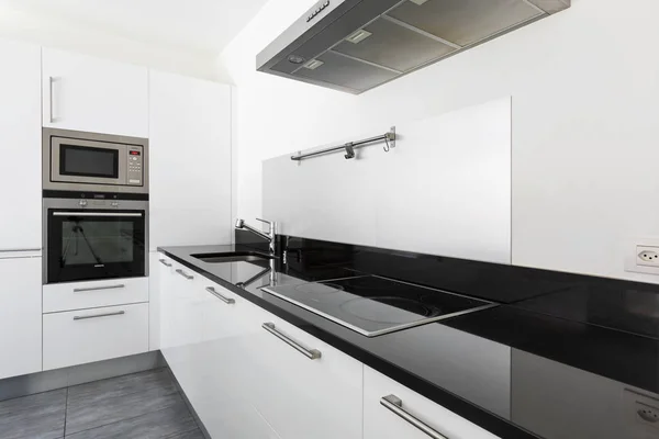 详细的白色现代厨房与最新的世代用具 里面没人 — 图库照片