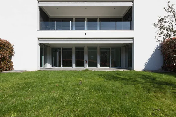 现代的房子外观与保持良好的绿色草坪 — 图库照片