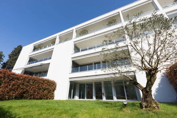 Casa Moderna Exterior Com Gramado Verde Bem Cuidado Dia Ensolarado — Fotografia de Stock