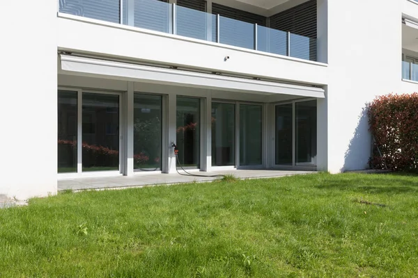 Modernes Haus Außen Mit Gepflegtem Grünen Rasen Sonniger Tag — Stockfoto