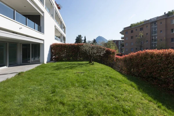 Casa Moderna Exterior Com Gramado Verde Bem Cuidado Dia Ensolarado — Fotografia de Stock