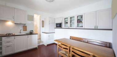 Küçük bir samimi ve çok rahat daire mutfak. İçeride kimse yok