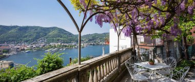 Harika verandası renkli wisteria tarafından bir güzel bahar gününde kaplı