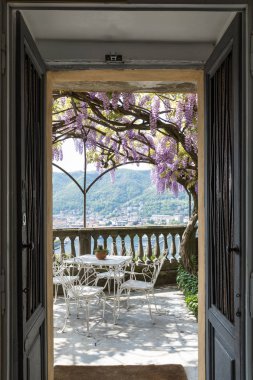 Harika verandası renkli wisteria tarafından bir güzel bahar gününde kaplı