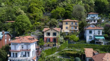 Como Gölü'nün tepelerde bir vintage chalet havadan görünümü