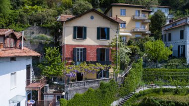 Como Gölü'nün tepelerde bir vintage chalet havadan görünümü