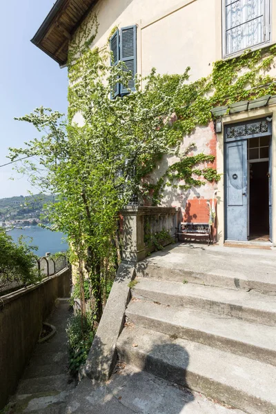 Entrada Uma Casa Antiga Muito Colorida Com Muitas Plantas Escalada — Fotografia de Stock