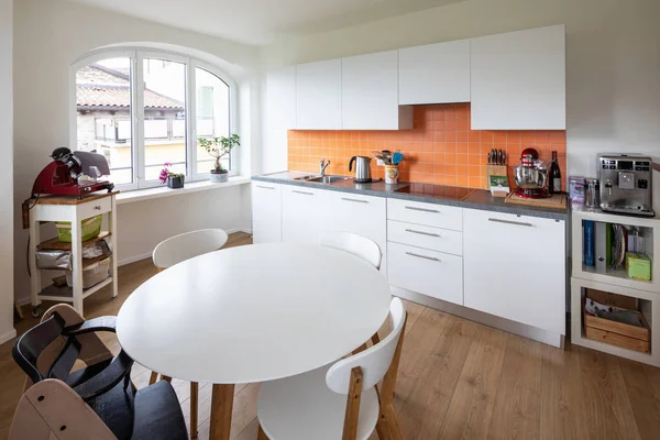 Keuken Met Oranje Tegels Een Moderne Tafel Groot Raam Met — Stockfoto