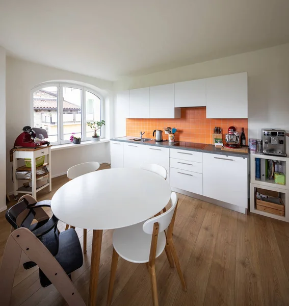 Keuken Met Oranje Tegels Een Moderne Tafel Groot Raam Met — Stockfoto
