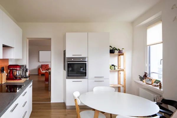 Cocina Con Azulejos Color Naranja Una Mesa Moderna Gran Ventana — Foto de Stock