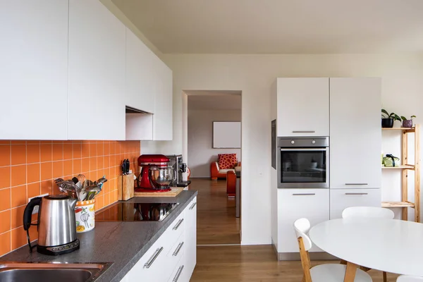 Cozinha Com Azulejos Laranja Uma Mesa Moderna Janela Grande Com — Fotografia de Stock