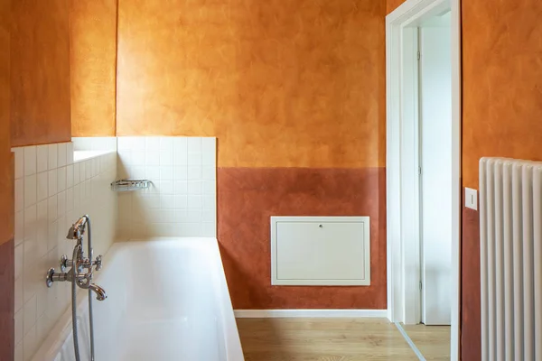Cuarto Baño Con Acabados Modernos Paredes Naranjas Hay Nadie Adentro — Foto de Stock