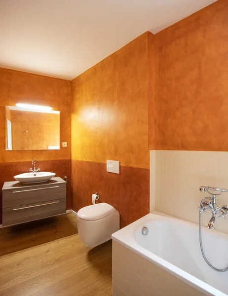 Salle Bain Avec Finitions Modernes Murs Orange Personne Intérieur — Photo