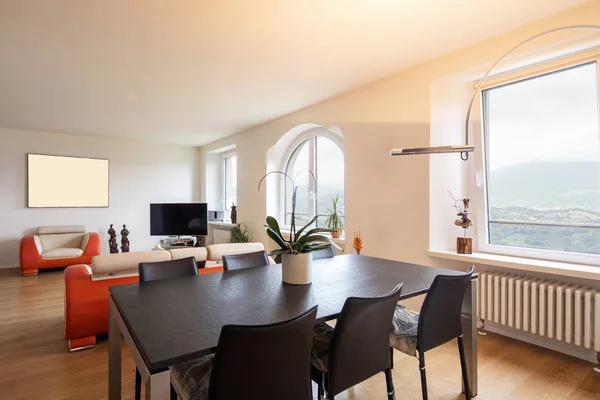 Wohnzimmer Mit Leder Und Parkett Design Sofa Große Fenster Geben — Stockfoto