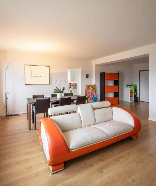 客厅与皮革和实木复合地板设计沙发 大窗户输入大量自然光 里面没人 — 图库照片