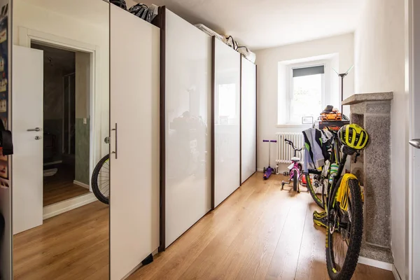 Кімната Зберігання Поперечним Велосипедом Великою Шафою Ніхто Всередині — стокове фото