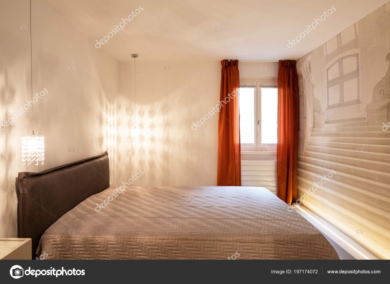Moderne Schlafzimmer Mit Bett Bedeckt Mit Einer Steppdecke Und ... Moderne Schlafzimmer Mit Bett Bedeckt Mit Einer Steppdecke Und ...