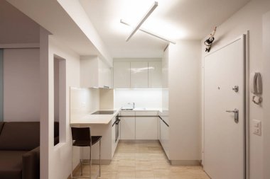 Tasarım Mutfak dışkı ile modern daire içinde. İçeride kimse yok