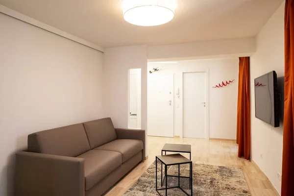 Wohnzimmer Mit Couchtisch Elegantem Ledersofa Und Fernseher Eingangstür — Stockfoto
