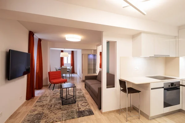 Elegante Sala Estar Con Sillón Diseño Rojo Cocina Blanca Moderna — Foto de Stock