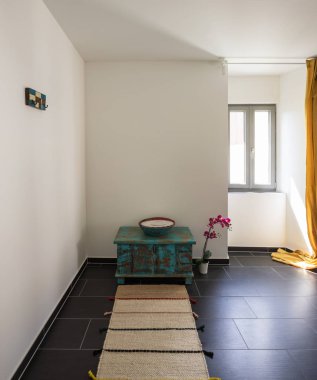 Ev yapımı Tapınağı dar halı ve meditasyon yapmak için küçük bir kabine oluşur