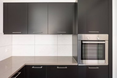 Pek çok kapılar ve beyaz fayans karanlık mutfak parasolizzi seviyorum. İçeride kimse yok