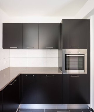 Pek çok kapılar ve beyaz fayans karanlık mutfak parasolizzi seviyorum. İçeride kimse yok