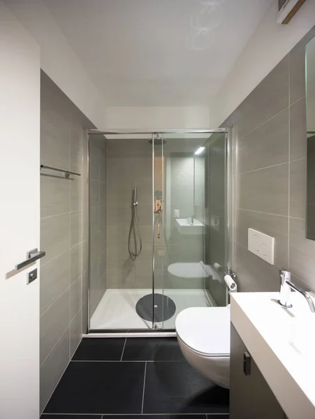 Cuarto Baño Moderno Con Grandes Azulejos Marrones Espejo Grande Hay — Foto de Stock