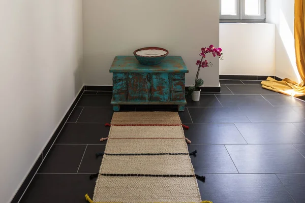 Temple Fait Maison Composé Tapis Étroit Une Petite Armoire Méditer — Photo