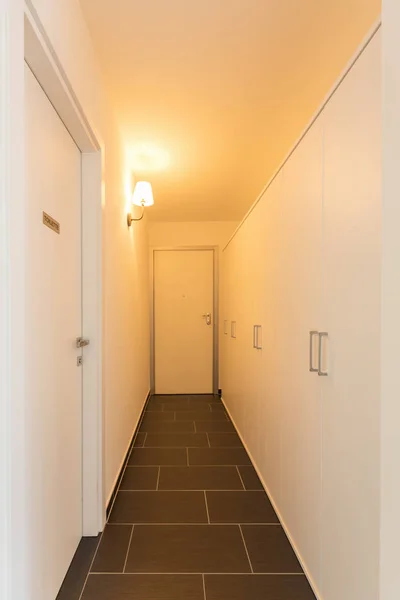 Couloir Blanc Avec Seulement Une Lampe Jaune Allumée Personne Intérieur — Photo