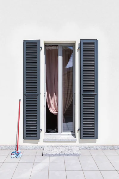 Exterior Una Moderna Casa Blanca Con Una Gran Terraza Hay — Foto de Stock