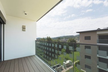 Modern daire beyaz duvarlı kimse sahnesinde balkon