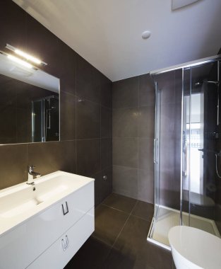 Modern daire beyaz duvarlı kimse sahnede iç