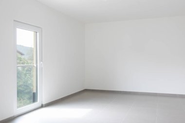 Boş oda ve manzaralı bir penceresi ile beyaz duvarlar. İçeride kimse yok