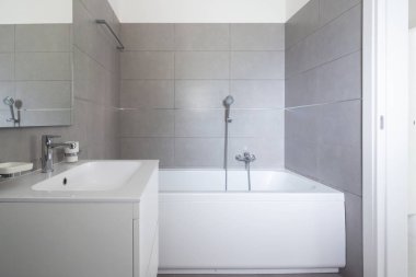 Modern banyo yeni inşa edilen dairede büyük taşlarla. İçeride kimse yok