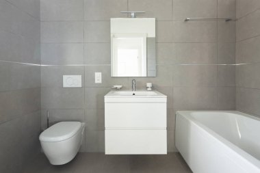Modern banyo yeni inşa edilen dairede büyük taşlarla. İçeride kimse yok
