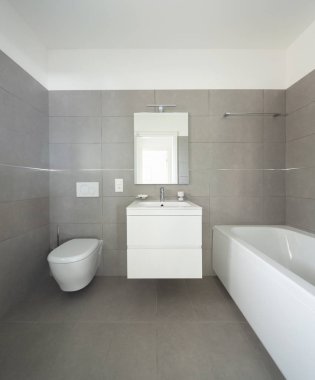Modern banyo yeni inşa edilen dairede büyük taşlarla. İçeride kimse yok