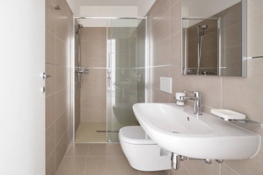 Modern banyo yeni inşa edilen dairede büyük taşlarla. İçeride kimse yok