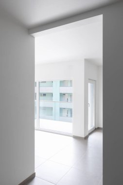 Açık kapılar beyaz daire detay. İçeride kimse yok. Kavramı