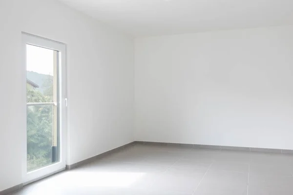 空房间和白色墙壁与窗口以风景 里面没人 — 图库照片