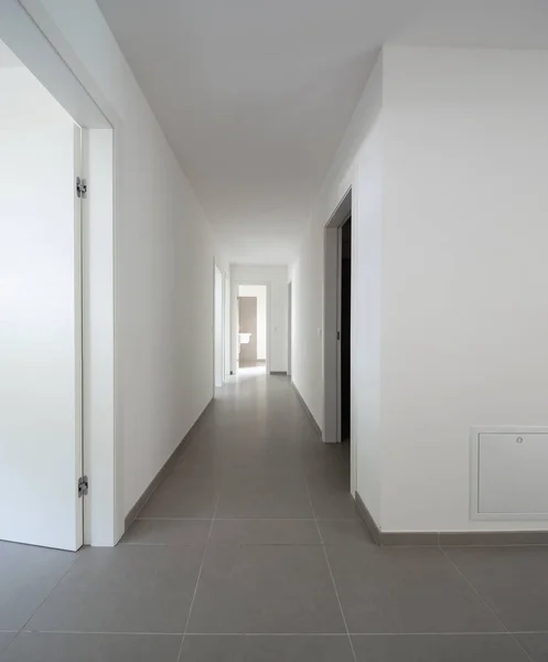 Vita Korridor Med Många Öppna Dörrar Ingen Släpper — Stockfoto