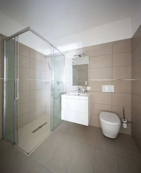 现代浴室与大瓷砖在新建成的公寓 里面没人 — 图库照片