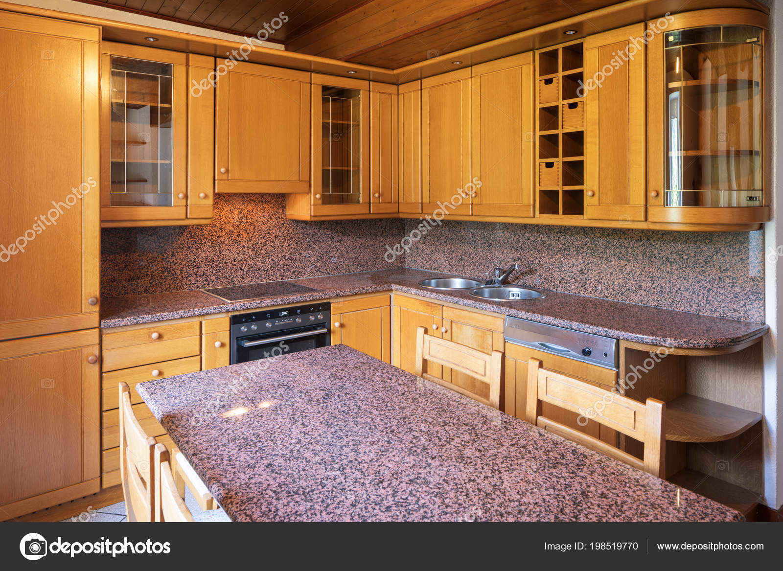 Cocina Con Mesa Muebles Madera Nadie Dentro — Foto de stock ... Cocina Con Mesa Muebles Madera Nadie Dentro — Foto de stock ...