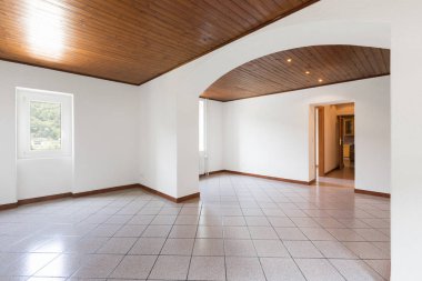 Beyaz ve ahşap tavan, içeride kimse yok tamamen boş oda