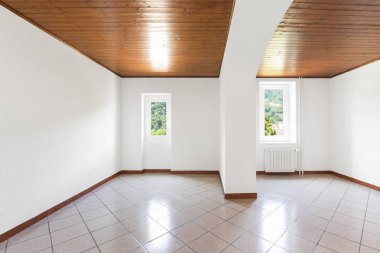 Beyaz ve ahşap tavan, içeride kimse yok tamamen boş oda