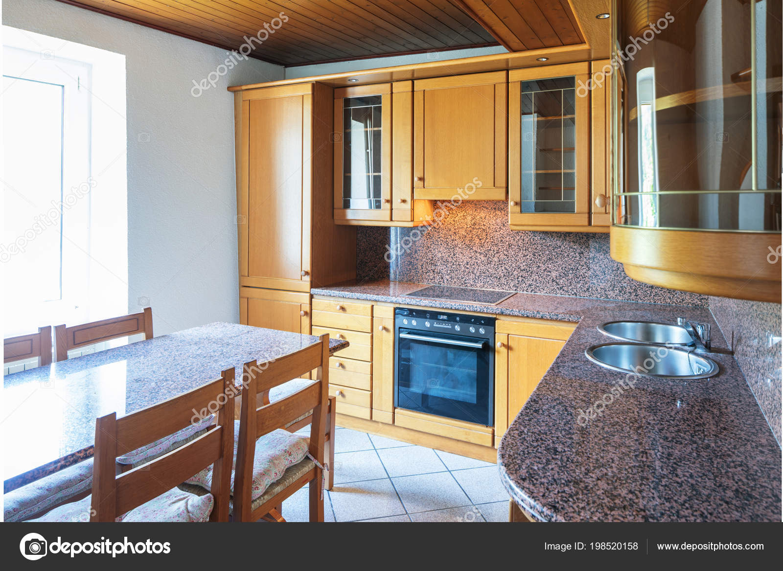 Cocina Con Mesa Muebles Madera Nadie Dentro — Fotos de Stock ... Cocina Con Mesa Muebles Madera Nadie Dentro — Fotos de Stock ...