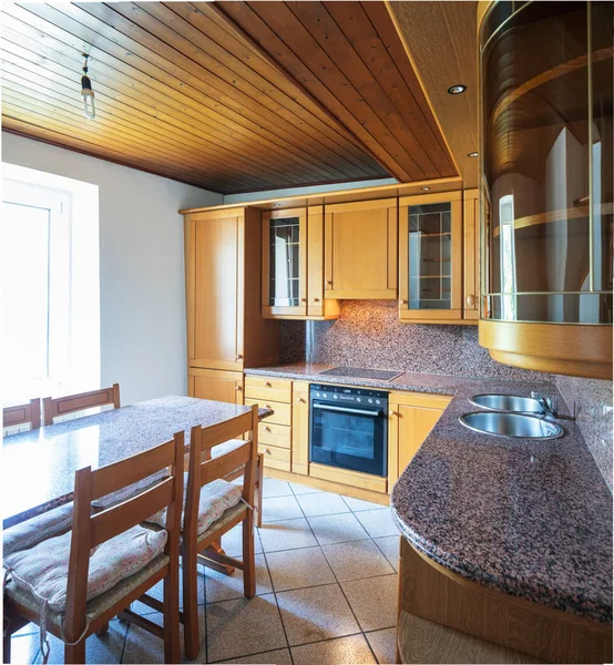 Cozinha Com Mesa Móveis Madeira Ninguém Dentro — Fotografia de Stock