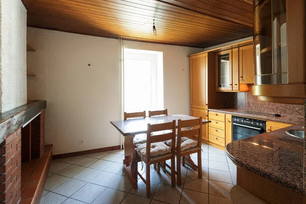 Küche Mit Tisch Und Holzmöbeln Niemand Drinnen — Stockfoto