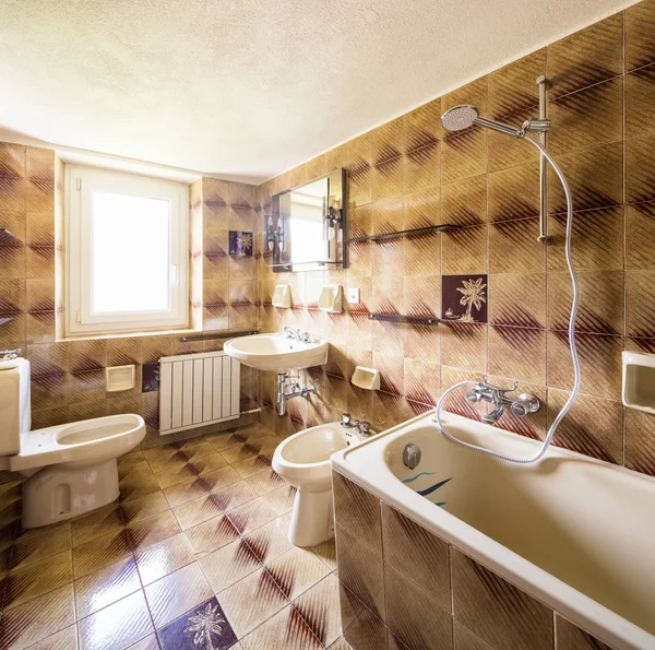 Baño Los Con Azulejos Una Ventana Muy Luminosa Hay Nadie —  Fotos de Stock